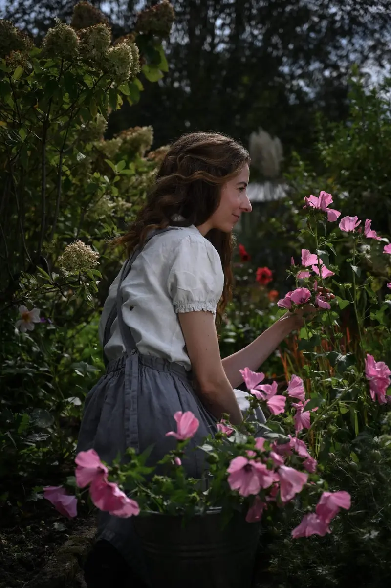 Riekje van Doorn tussen de bloeiende planten