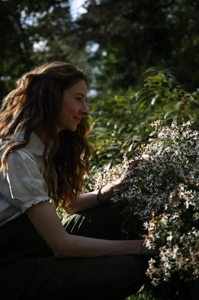 Riekje met een armvol bloemen